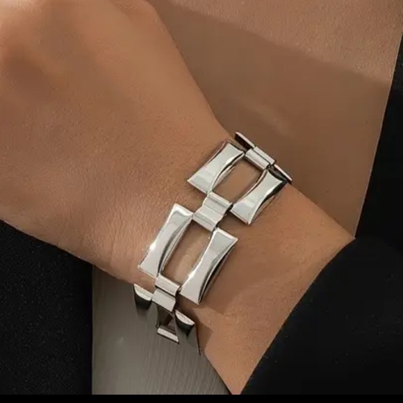 Elegant Silver Necklace and Bracelet Set - Picture 3 of 3